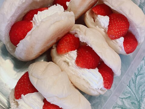 白い食卓ロールで♪簡単おいしいいちごサンド